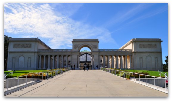 The outside of the Legion of Honor in San Francisco